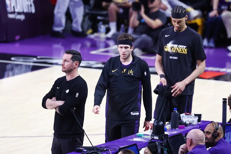 El entrenador de Los Angeles Lakers, JJ Redick, observa durante un partido.