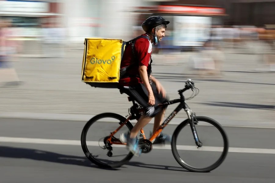 Un rider lleva un pedido.