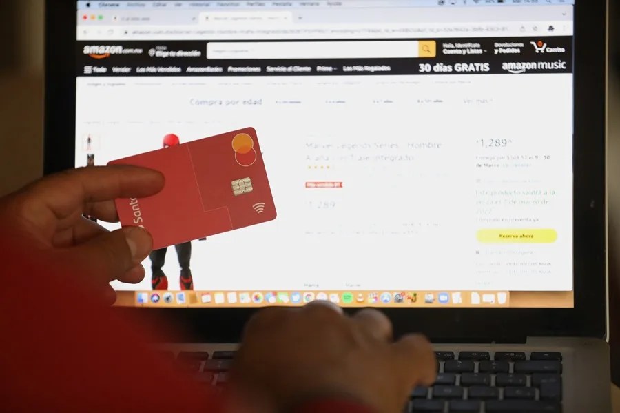 Una persona realiza una compra por internet con su tarjeta bancaria