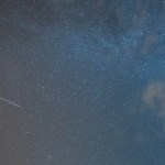 Una estrella fugaz atraviesa el cielo sobre la localidad del Valle de la Cueva, en el municipio de Antigua en la isla de Fuerteventura, en una imagen de archivo.