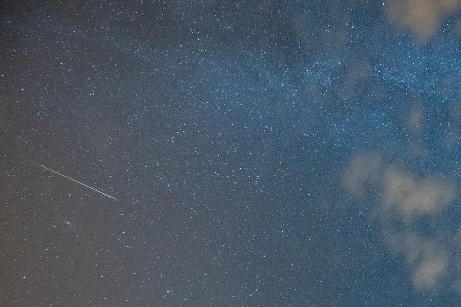 Una estrella fugaz atraviesa el cielo sobre la localidad del Valle de la Cueva, en el municipio de Antigua en la isla de Fuerteventura, en una imagen de archivo.
