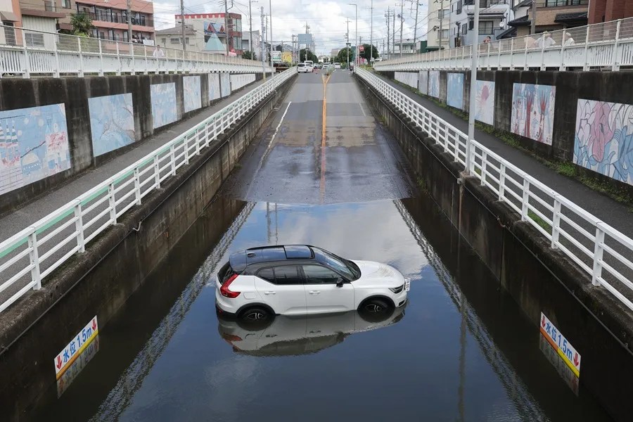 Un automóvil quedó atrapado en un paso subterráneo inundado en Kamagaya, prefectura de Chiba (Japón)
