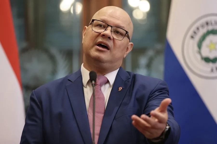 Ministro paraguayo ve "imposible" financiar el ajuste salarial exigido por los médicos en huelga
