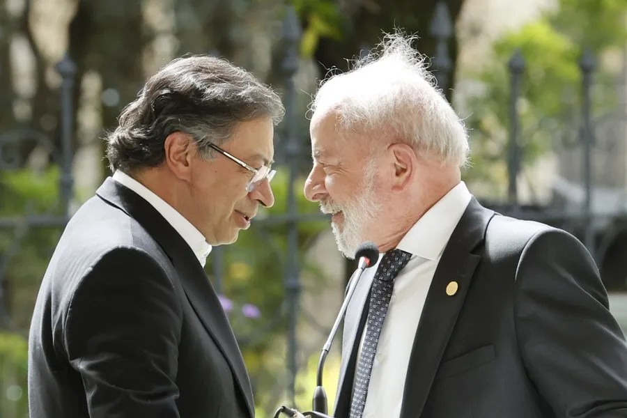Lula se despide de Petro por llamada telefónica a horas del traspaso de mando en Colombia