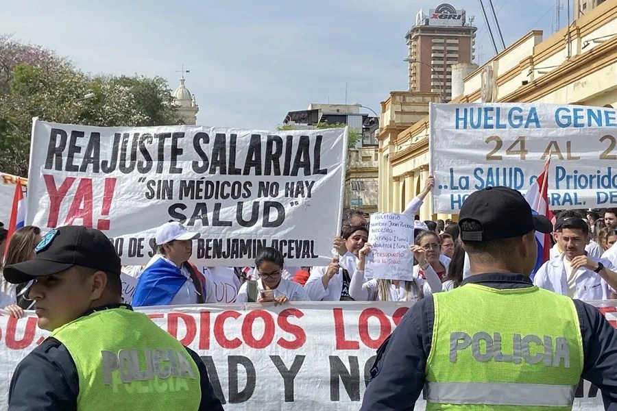 Médicos paraguayos cumplen el tercer día de huelga sin lograr un acuerdo con el Gobierno