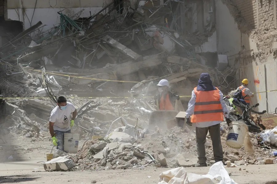 Familiares viajan a Colombia ante falta de datos sobre mexicanos desaparecidos tras el terremoto