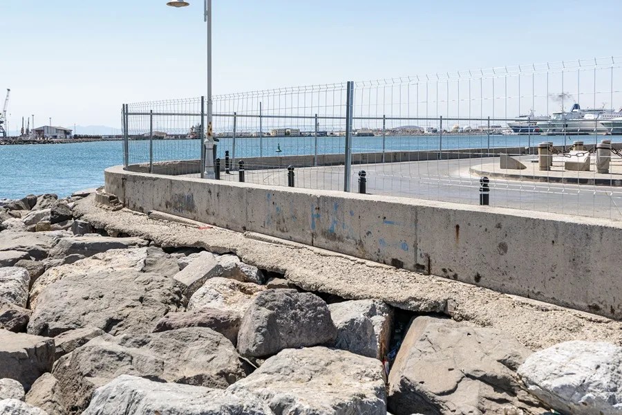 El Gobierno está instalando vallas de obra en el dique sur de Melilla.