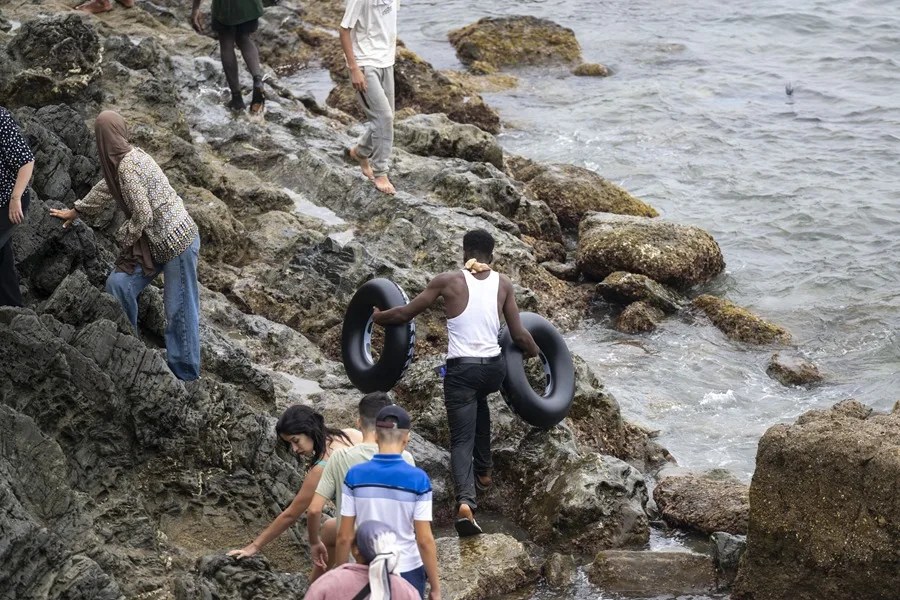 Decenas de migrantes acampados fuera del CETI en Ceuta intentan entrar por la fuerza