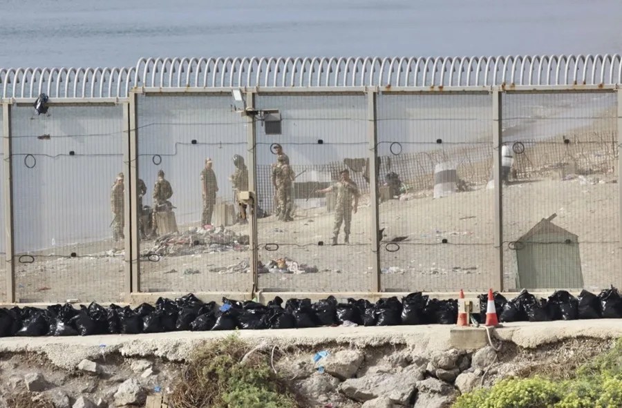 Fuerzas auxiliares marroquíes vigilan la zona de la valla que separa Ceuta de Marruecos