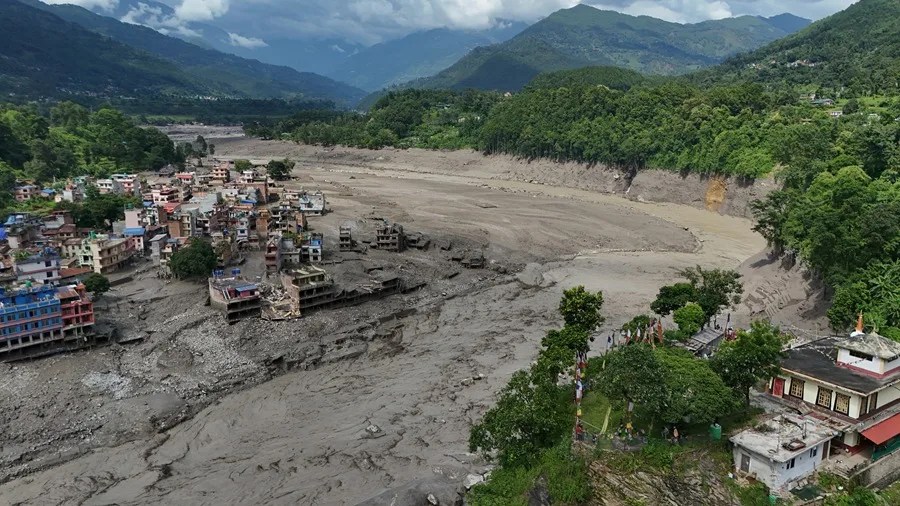Vista aérea de viviendas dañadas en Trishuli Bazar tras una crecida repentina, en el distrito de Nuwakot, Nepal.