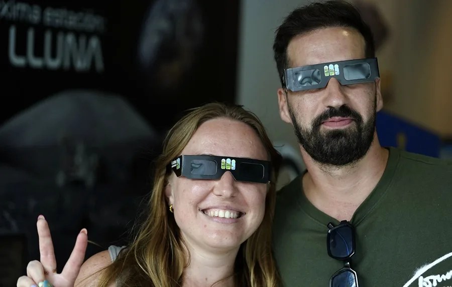 Dos personas con gafas para ver el eclipse solar