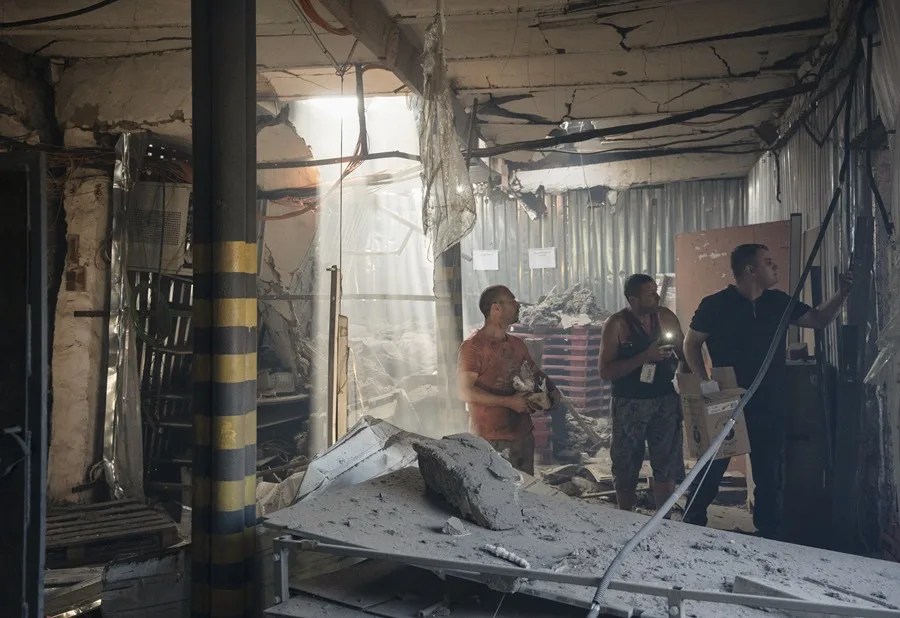 Varias personas observan los daños en una vivienda tras un ataque ruso en Kramatorsk