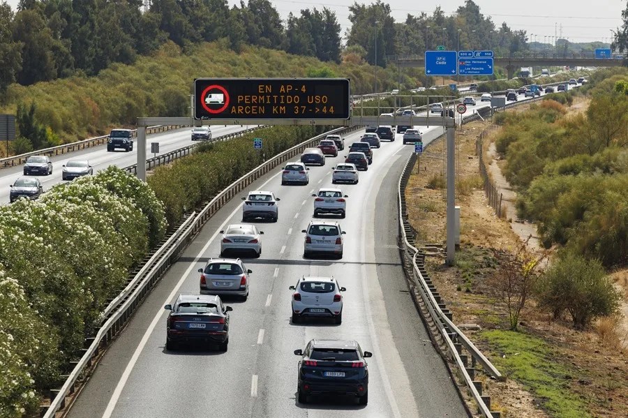 Circulación intensa de vehículos saliendo de Sevilla.