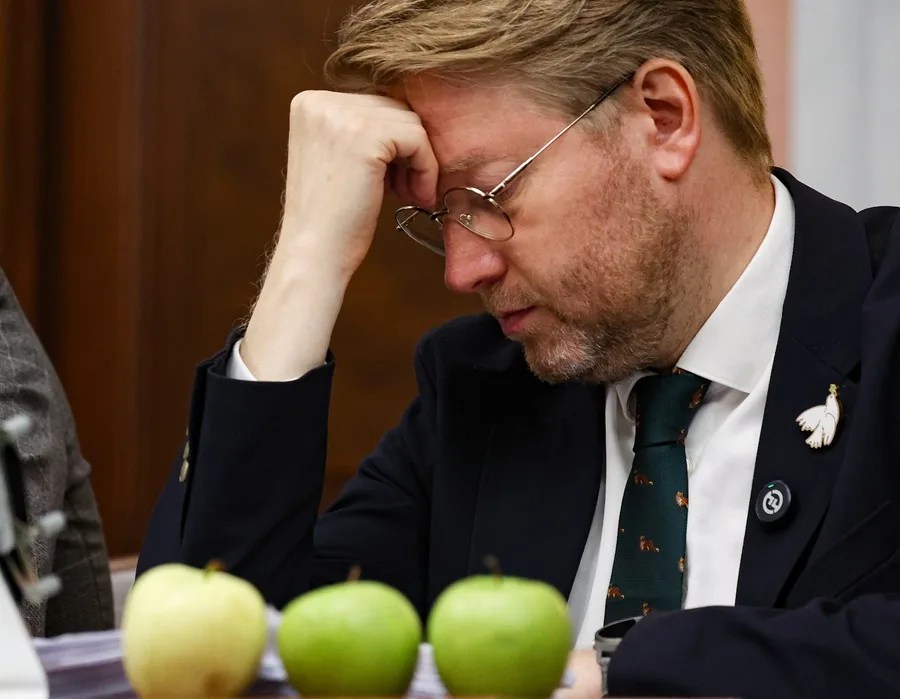 Nikolai Rybakov, líder del partido ruso Yabloko, asiste a una audiencia sobre una demanda para cancelar el registro de la lista federal de candidatos del partido para las próximas elecciones