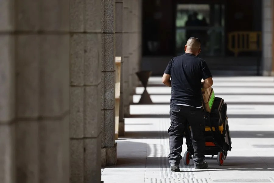 Un trabajador transporta mercancía.