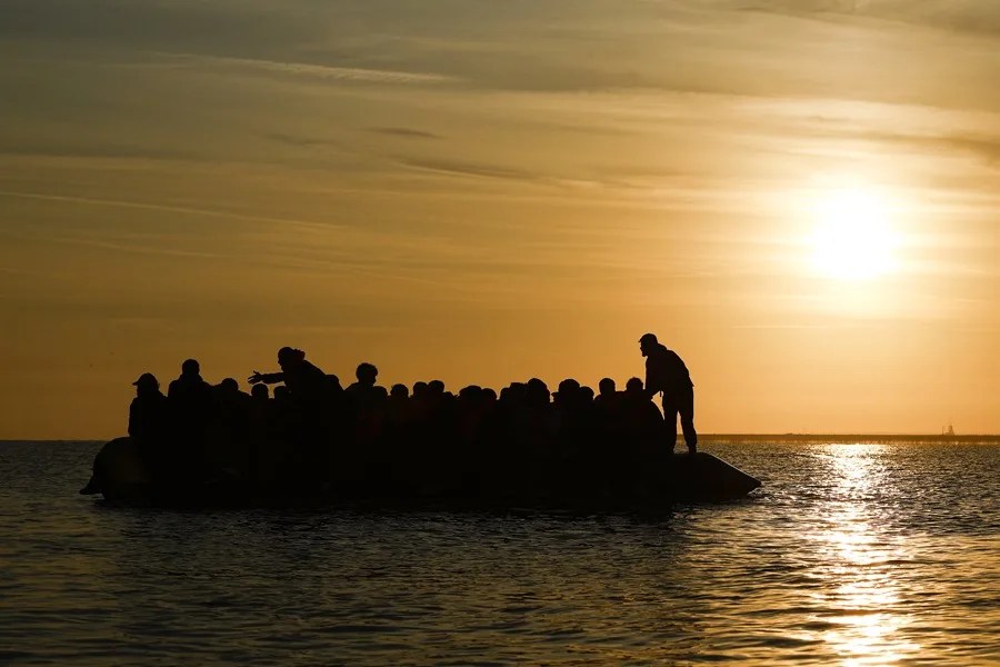 Migrantes suben a una lancha neumática para cruzar el Canal de la Mancha, en una imagen de archivo