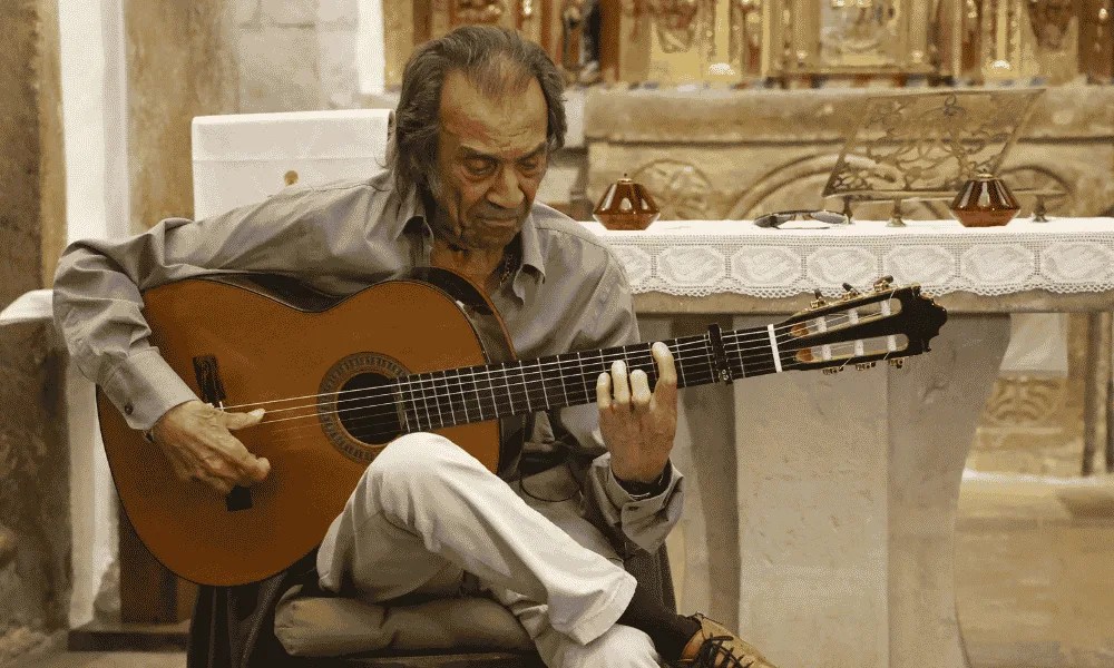 Pepe Habichuela tocando la guitarra en una de sus actuaciones.