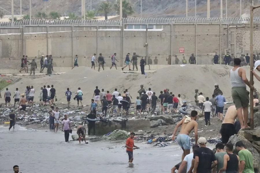 Grupos de personas empiezan a volver a su país por la frontera del Tarajal en Ceuta el pasado viernes.