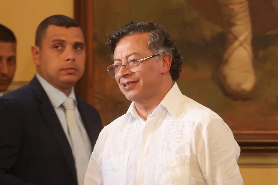 Petro aterriza en La Habana para reunirse con Díaz-Canel en su último viaje oficial