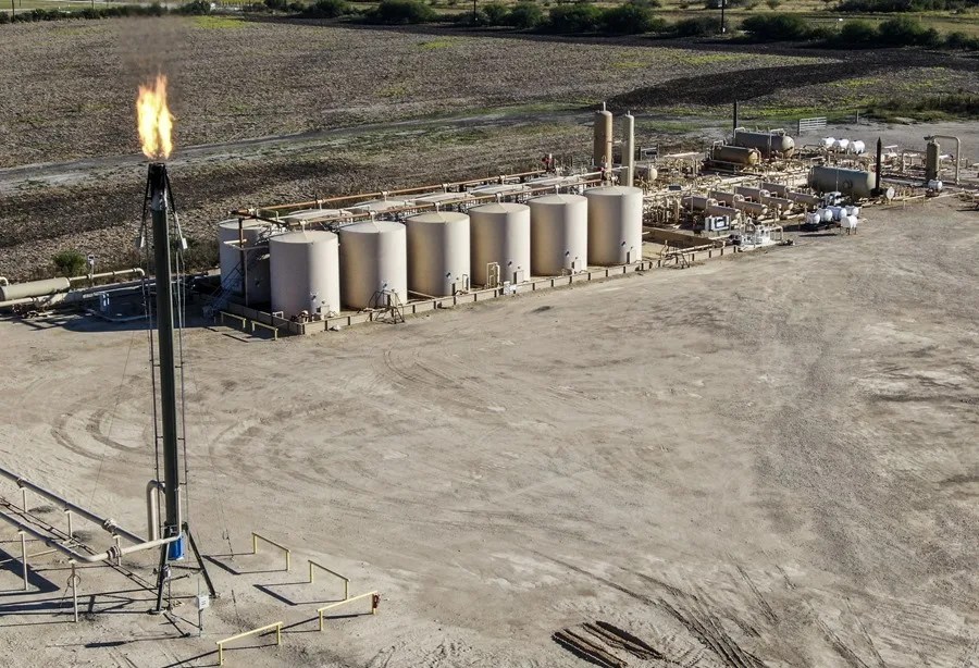 Una fotografía aérea tomada con un dron muestra gases quemándose cerca de tanques de almacenamiento de petróleo cerca de Karnes City, Texas.
