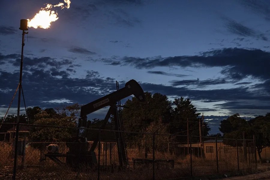 El petróleo de Texas sube un 5 % mientras crecen las dudas sobre un acuerdo entre EE.UU. e Irán