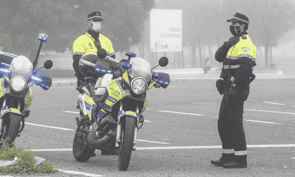 Policía Local de Sevilla durante un control de tráfico.
