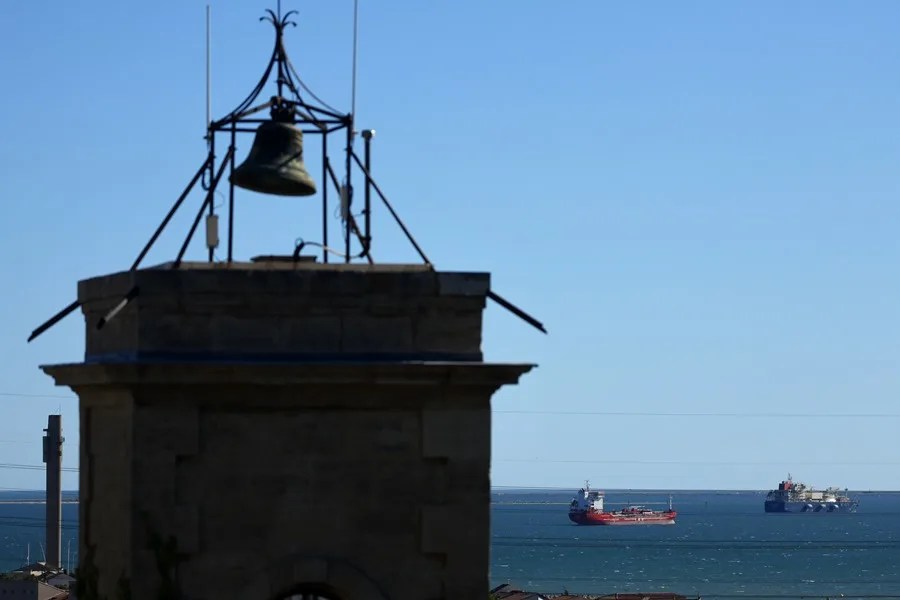 Buques petroleros navegan cerca del puerto de Fos-sur-Mer, en el sur de Francia.