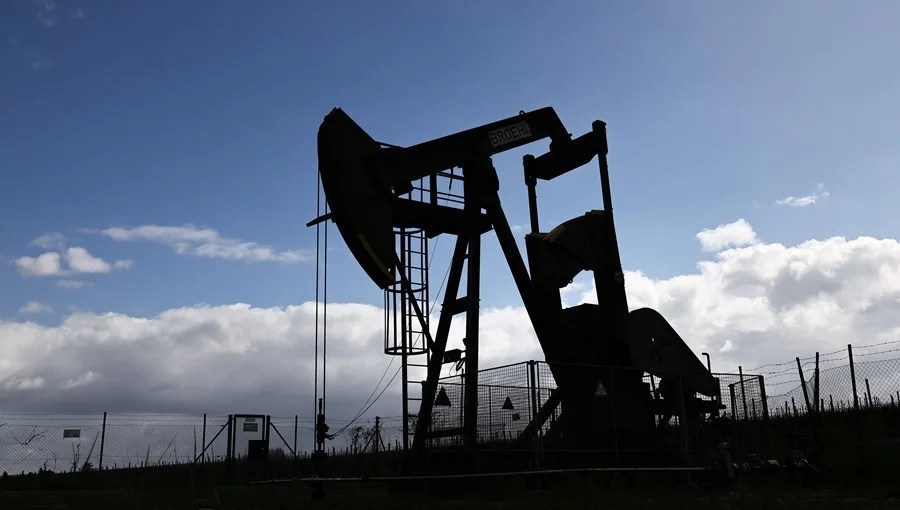 Vista de una bomba de petróleo crudo en Walsheim, cerca de Landau (Alemania).