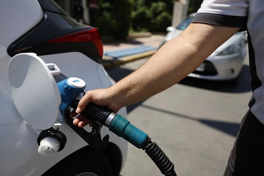 Un cliente reposta en una gasolinera de Madrid