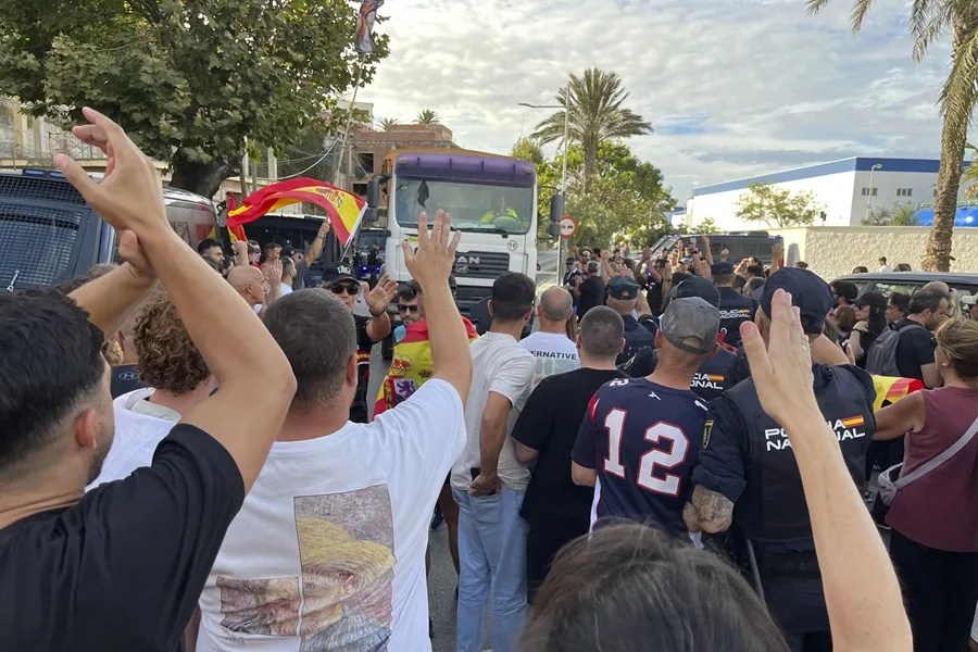 Ciudadanos durante una protesta en la playa del Trampolín, este jueves en Ceuta.