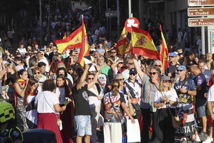 Protestas en las calles de Ceuta contra la crisis migratoria este viernes en la ciudad autónoma.