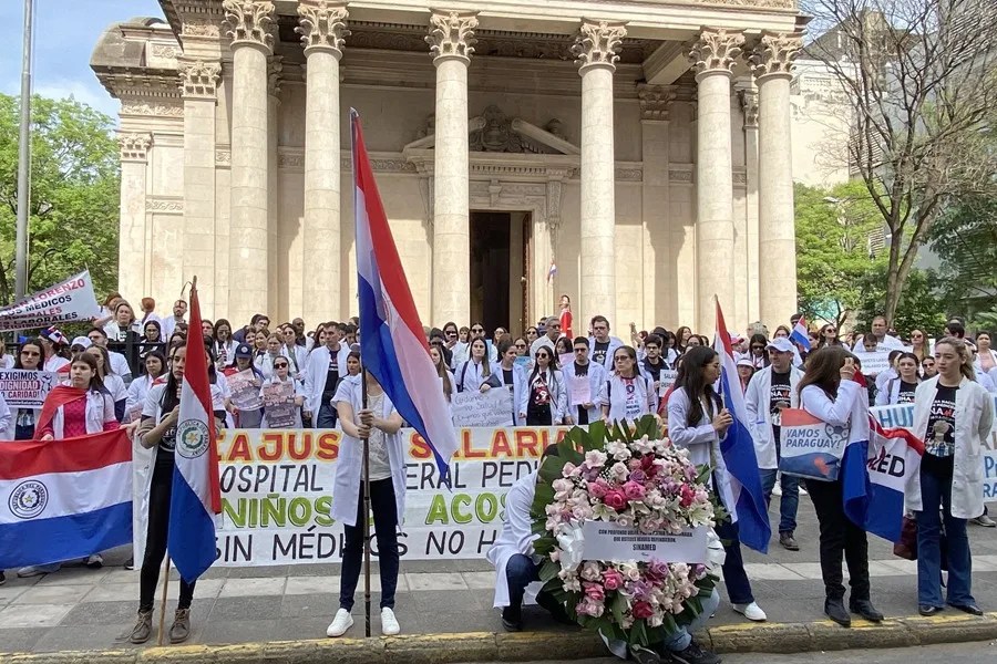 Médicos paraguayos cumplen el tercer día de huelga sin lograr un acuerdo con el Gobierno