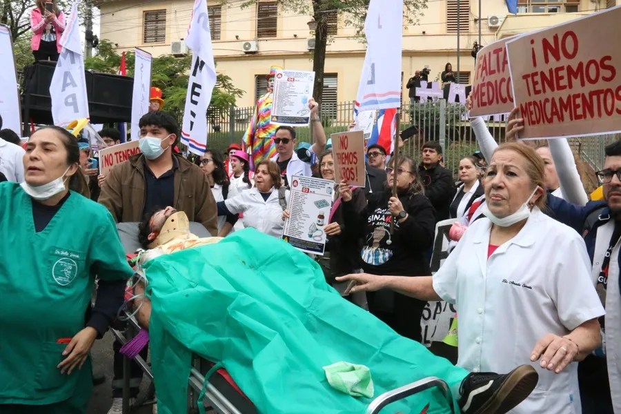 Ministro paraguayo ve "imposible" financiar el ajuste salarial exigido por los médicos en huelga