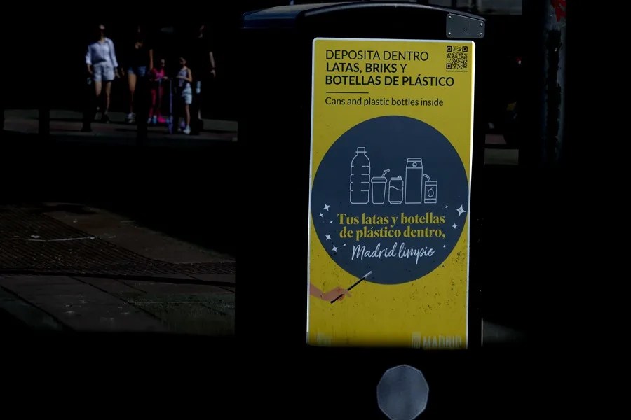 Cartel que indica el uso del cubo amarillo para depositar envases en Madrid.