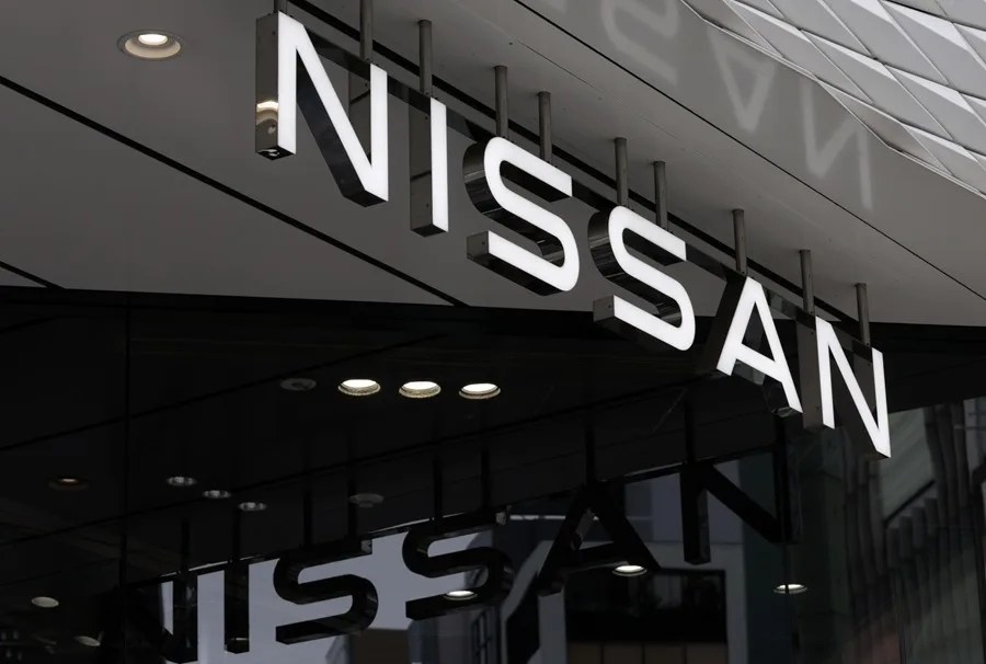 Logo de Nissan en una tienda en Tokio.