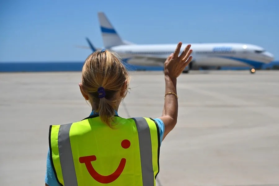 Una trabajadora con un chaleco de Tui