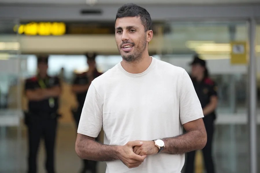 El centrocampista español Rodrigo Hernández 'Rodri' este lunes, a su llegada al aeropuerto de Barcelona.