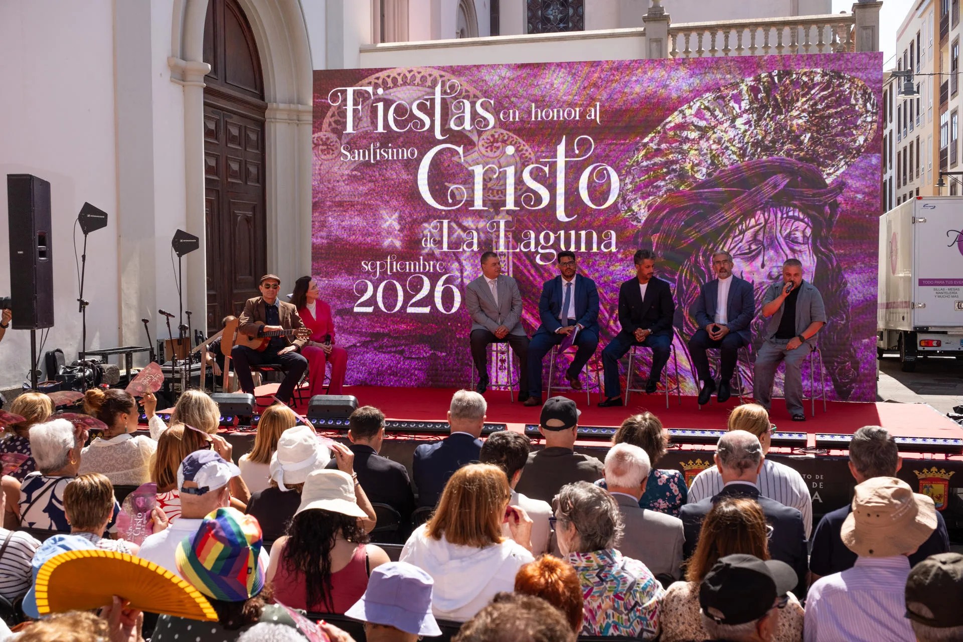 El Ayuntamiento de La Laguna ha anunciado este lunes el programa de las Fiestas del Cristo, que cumplen cien años desde que el consistorio local asumió su celebración, con más de 50 actos culturales, donde destacan las actuaciones musicales de Antonio Orozco, Luz Casal o Los Sabandeños, así como actividades populares, deportivas y religiosas para todas las edades. En la imagen, el alcalde de La Laguna, Luis Yeray Gutiérrez (3d), el concejal de Fiestas, Dailos González (2i), el esclavo mayor del Cristo Alexis Díaz (i), el rector del Santuario, Víctor Álvarez (2d), y el autor del cartel oficial para esta edición de las Fiestas del Cristo, Aarón Morales (d), durante la presentación este lunes del programa de fiestas de la ciudad. EFE/Alberto Valdés