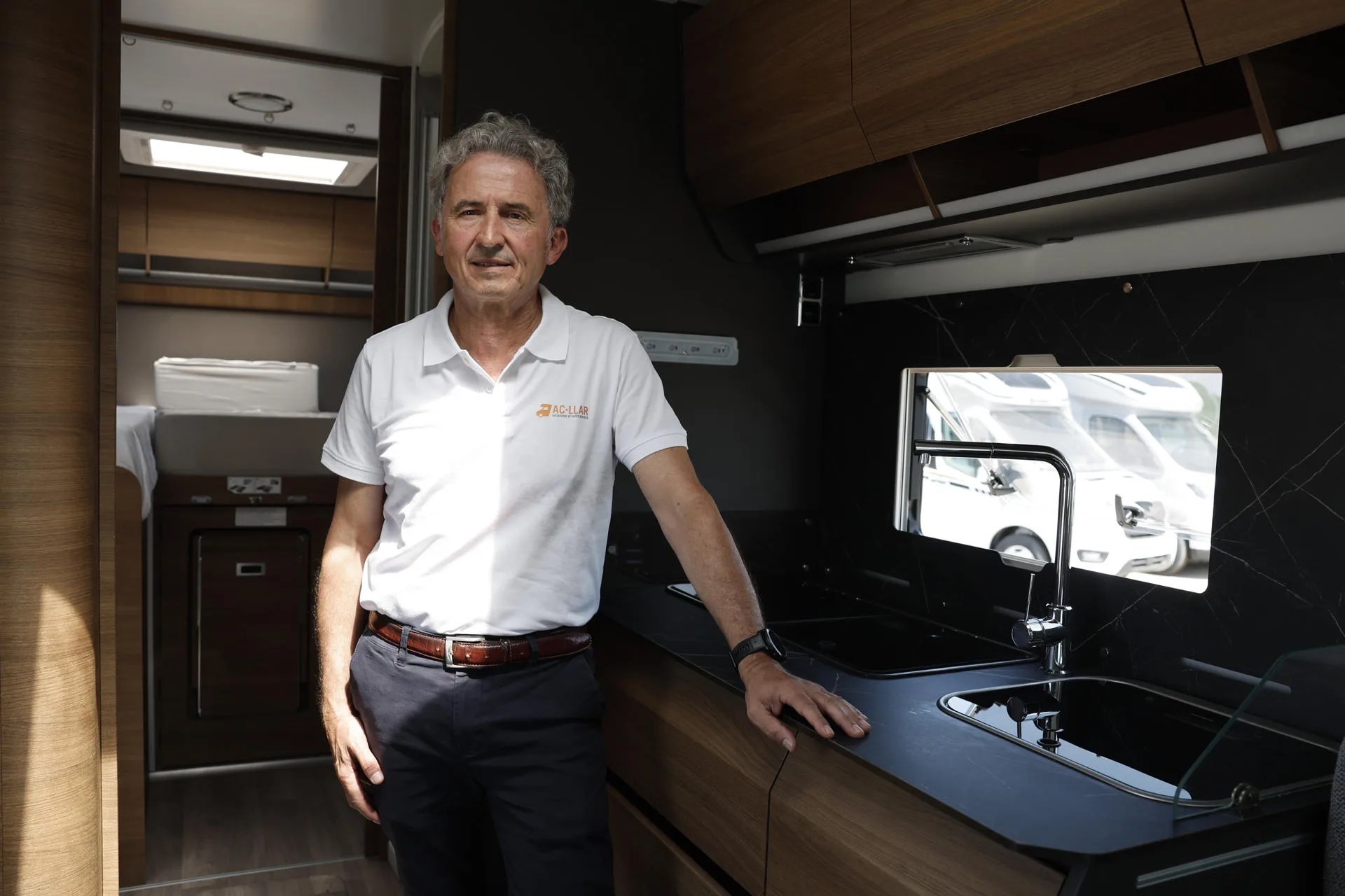 La falta de oferta de alojamiento o bien los altos precios en otros casos esta fomentando que muchas personas opten por la opción de alquilar una autocaravana para disfrutar del eclipse solar de la próxima semana, mas libremente y desde un entorno natural. En la imagen Enrique Rita gerente de una empresa de alquiler y venta de autocaravanas y presidente de la asociación de empresarios del sector de la Comunitat Valenciana. EFE/Manuel Bruque

