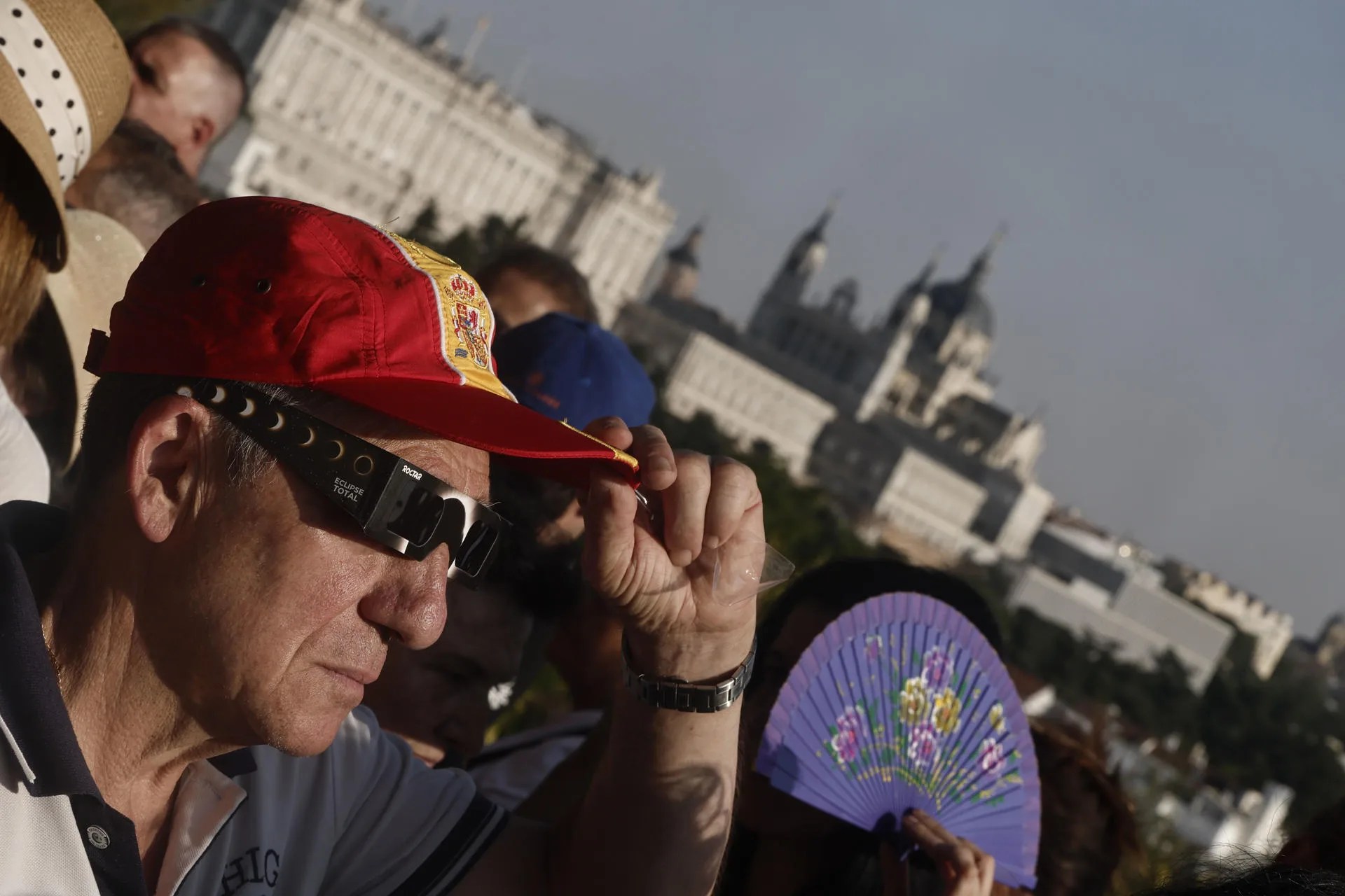 Decenas de personas siguieron el eclipse desde el Templo de Debod en Madrid. EFE/Sergio Perez