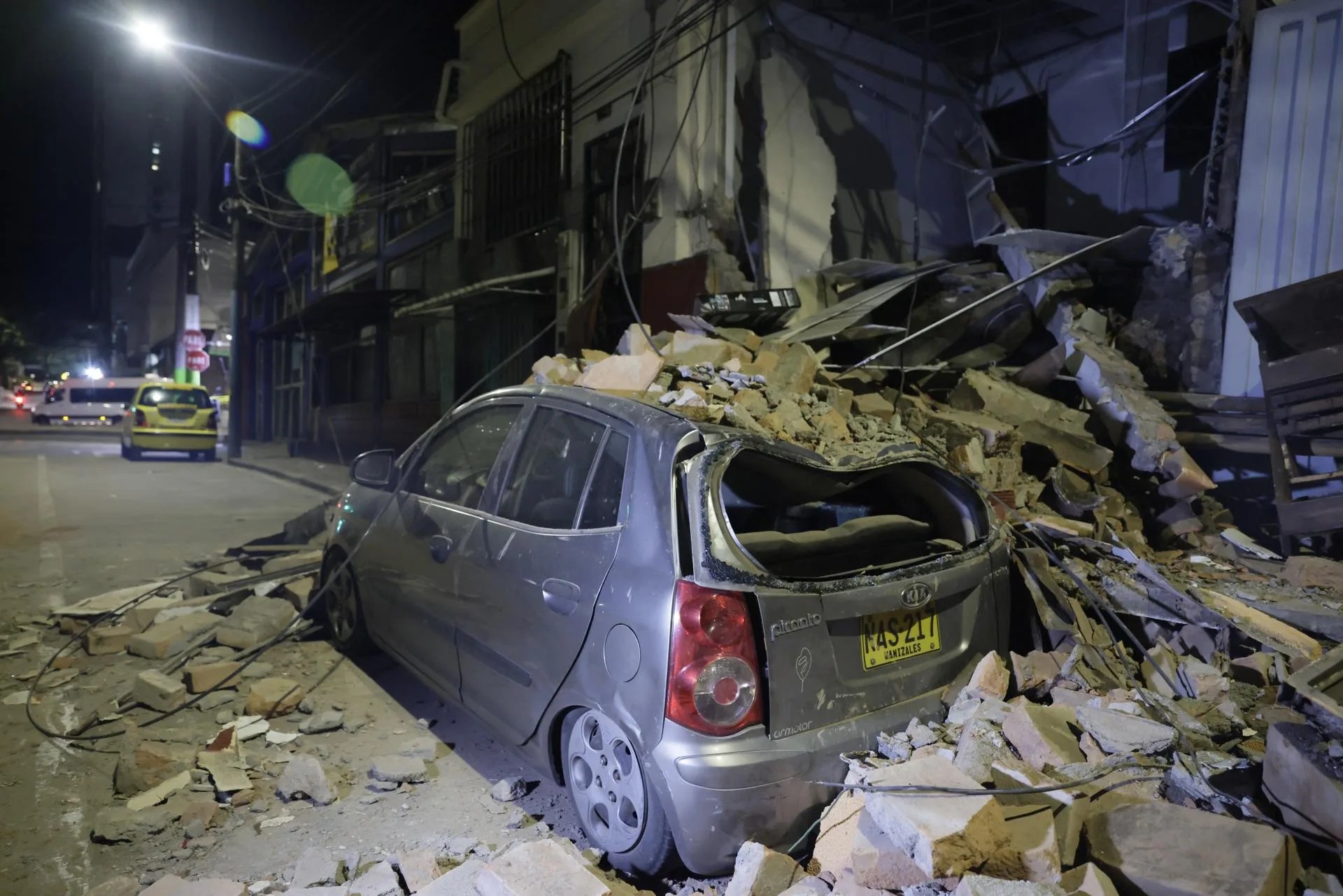 Fotografía que muestra algunos efectos del terremoto de magnitud 7,4 registrado ayer en Colombia.  EFE/ Carlos Ortega