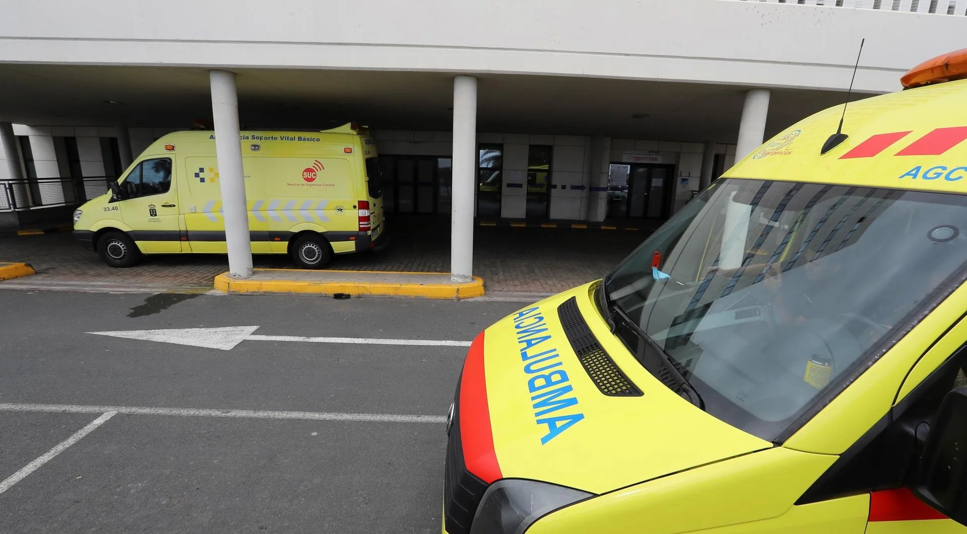 Imagen de archivo de varias ambulancias del Servicio de Urgencias Canario (SUC). EFE/ Elvira Urquijo A.