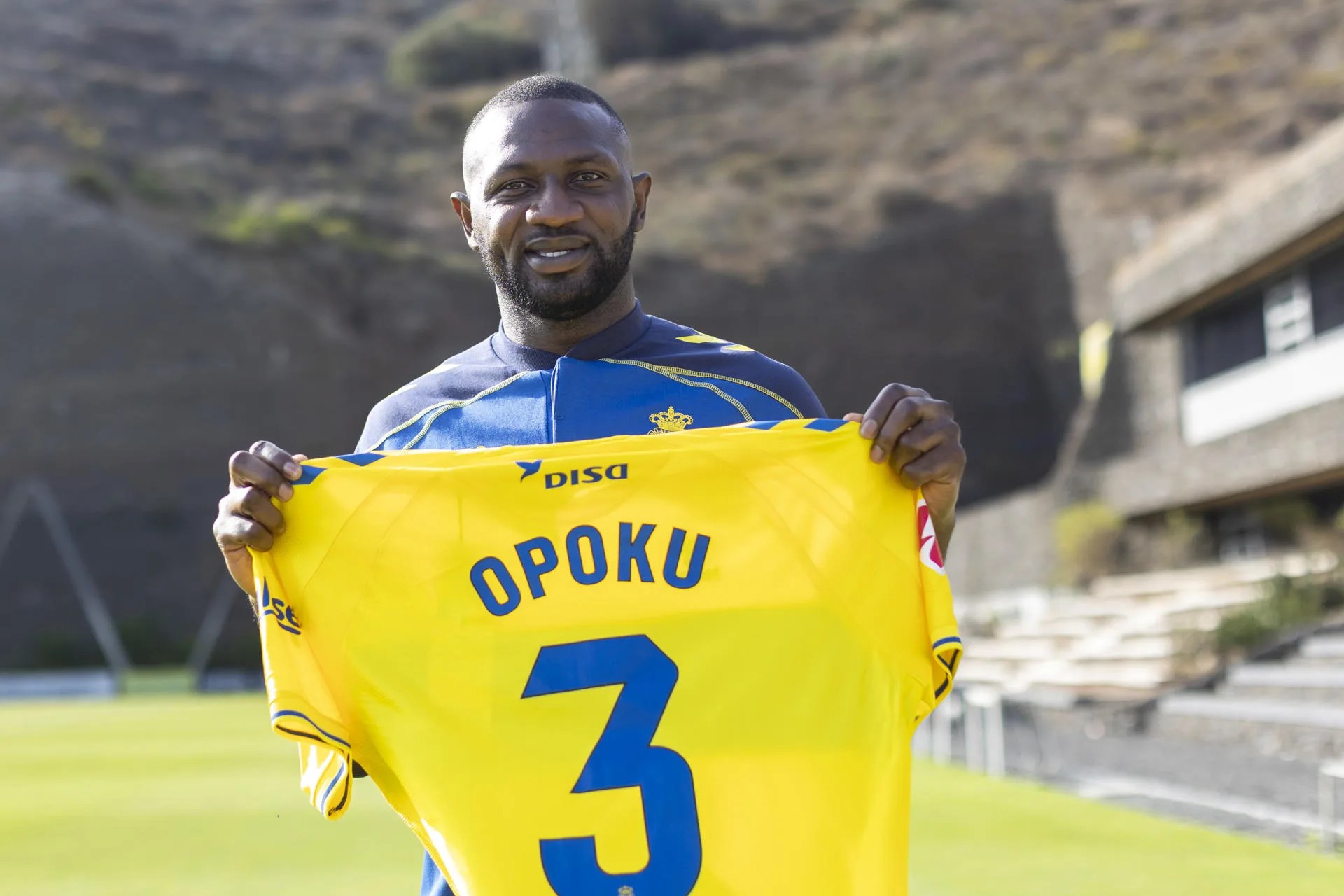 El defensa internacional ghanés Nicholas Opoku ha manifestado este miércoles en su presentación oficial con la UD Las Palmas que su sueño era jugar en la liga española, y que pretende hacer historia en el equipo amarillo. EFE/ Quique Curbelo