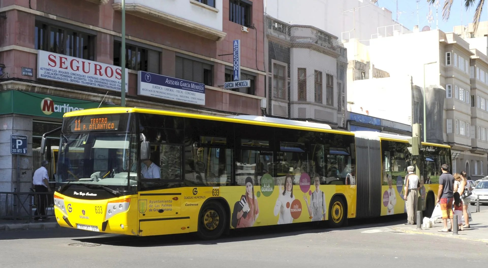Imagen de archivo de una guagua articulada de Guaguas Municipales durante su trayecto por las calles de Las Palmas de Gran Canaria. EFE/Elvira Urquijo A.