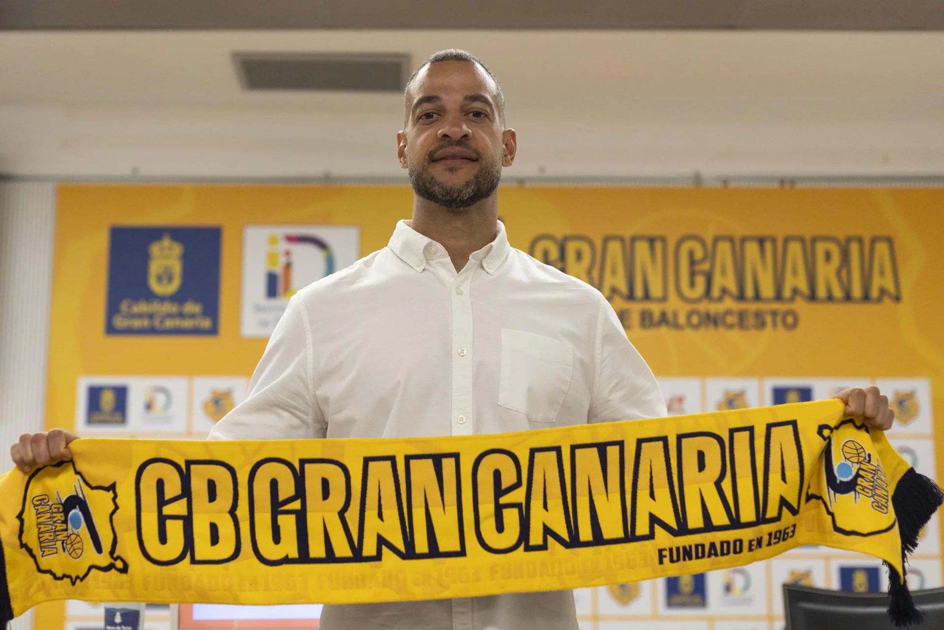 El nuevo entrenador del Club Baloncesto Gran Canaria, el brasileño Bruno Savignani, ha avisado que tiene "clarísimo" que el mensaje de cara a la nueva temporada debe ser que "el favoritismo" no puede influenciar al equipo, ya que todos deben estar "en la misma página" para conseguir el objetivo de regresar a Liga Endesa. En la imagen, Savignani este jueves durante su presentación ante los medios de comunicación. EFE/ Quique Curbelo