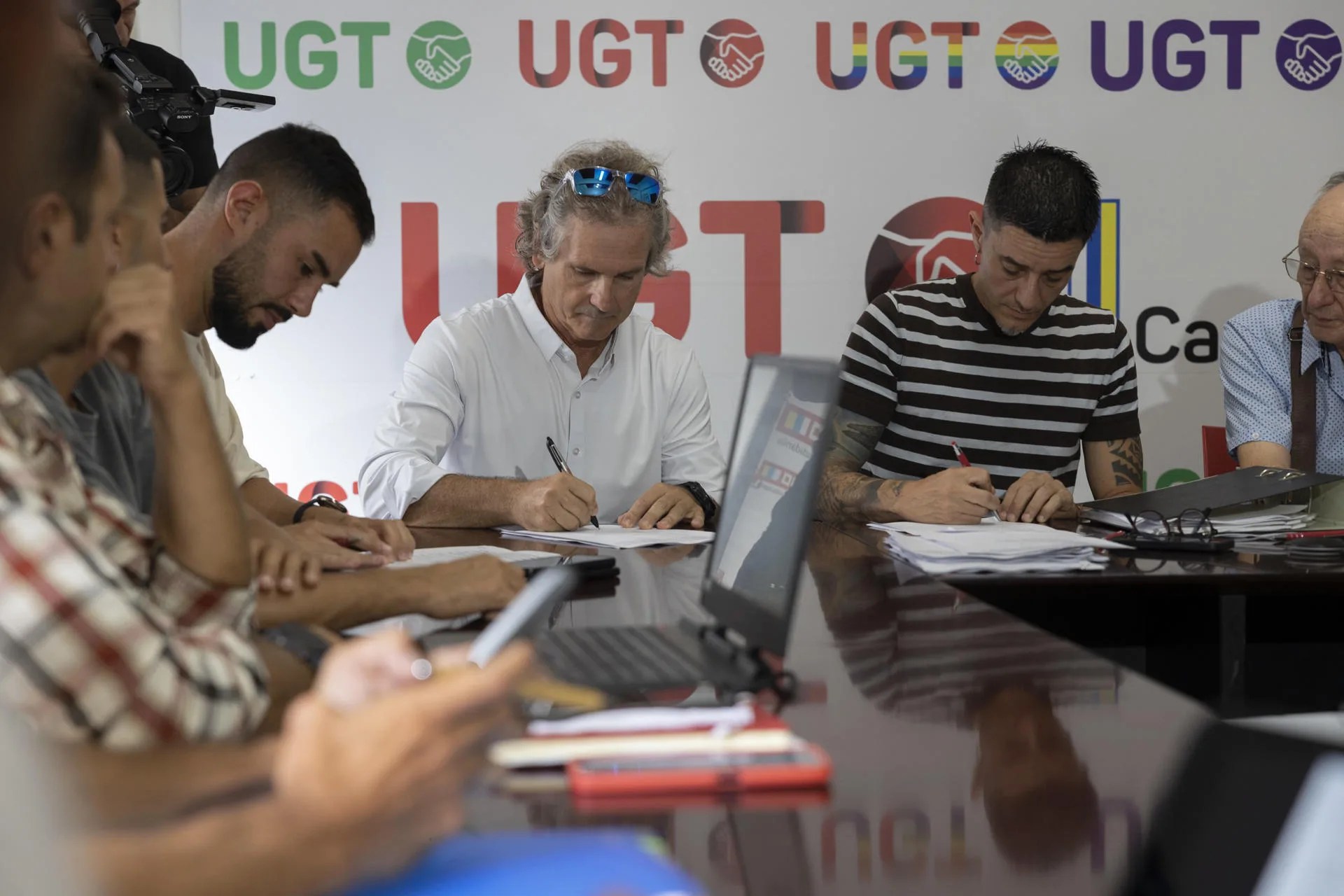El vicesecretario General de Organización y Comunicación de UGT Canarias, Héctor Fajardo (d), y el presidente de la Asociación de Empresas Canarias de Salvamento y Vigilancia en Playas, José Luis Smoris (i), firmaron este miércoles el primer convenio regional para el personal de salvamento en espacios naturales de Canarias. EFE/ Quique Curbelo