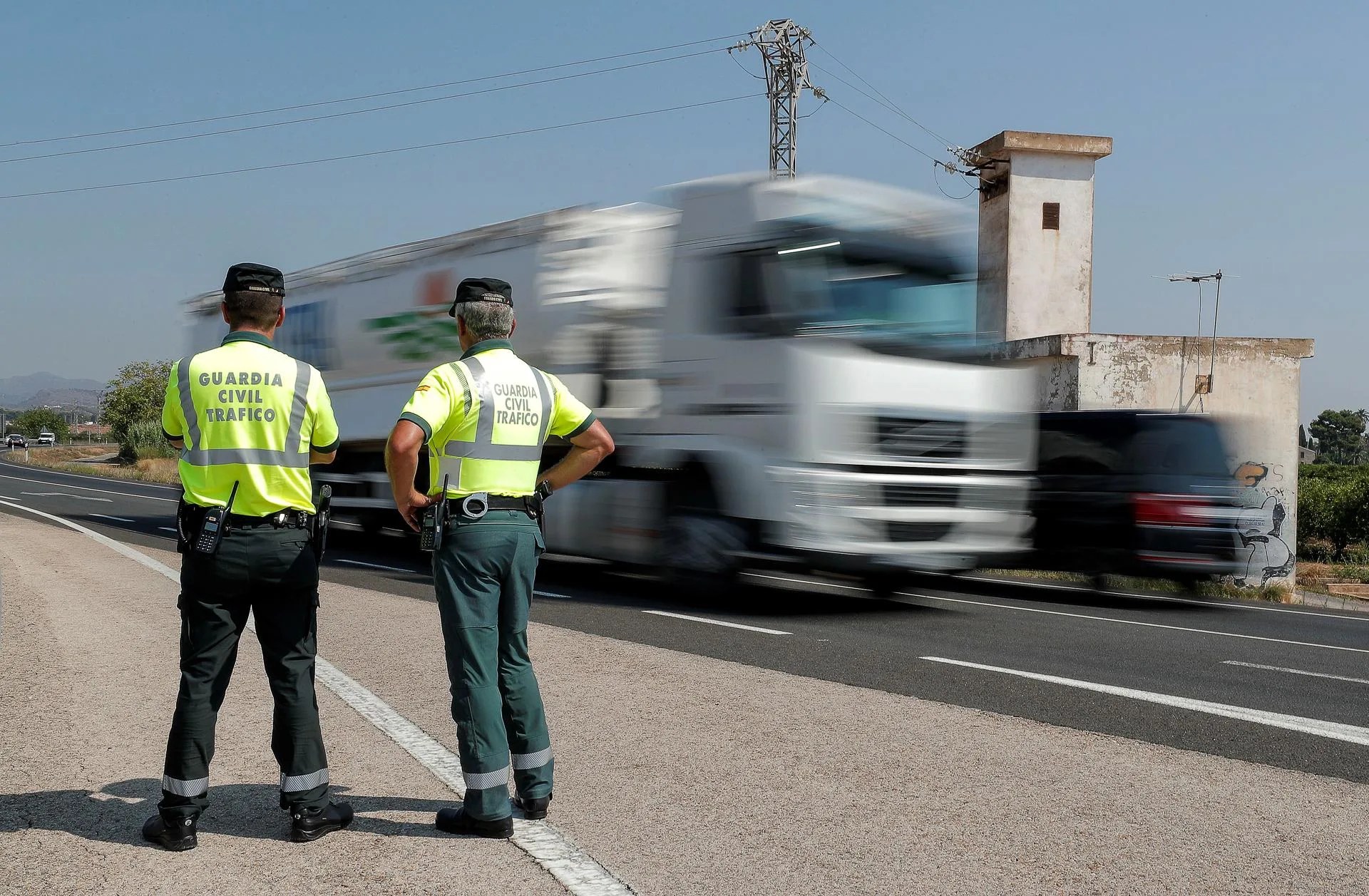 Dos agentes de la Guardia Civil de Tráfico durante un control. EFE/ Manuel Bruque/ARchivo