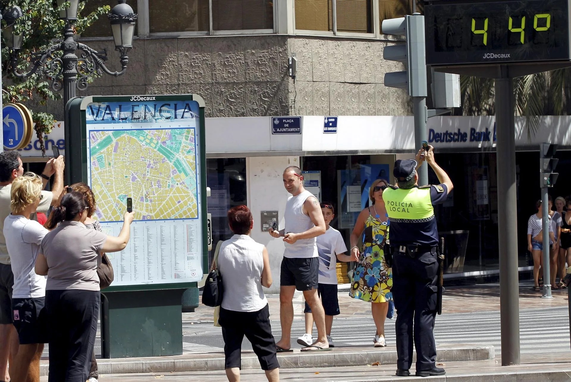 Un termómetro en la ciudad de València marca 44 grados. EFE/Juan Carlos Cárdenas/Archivo