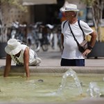 VArias personas se protegen del calor en Valencia.Archivo/EFE/ Ana Escobar