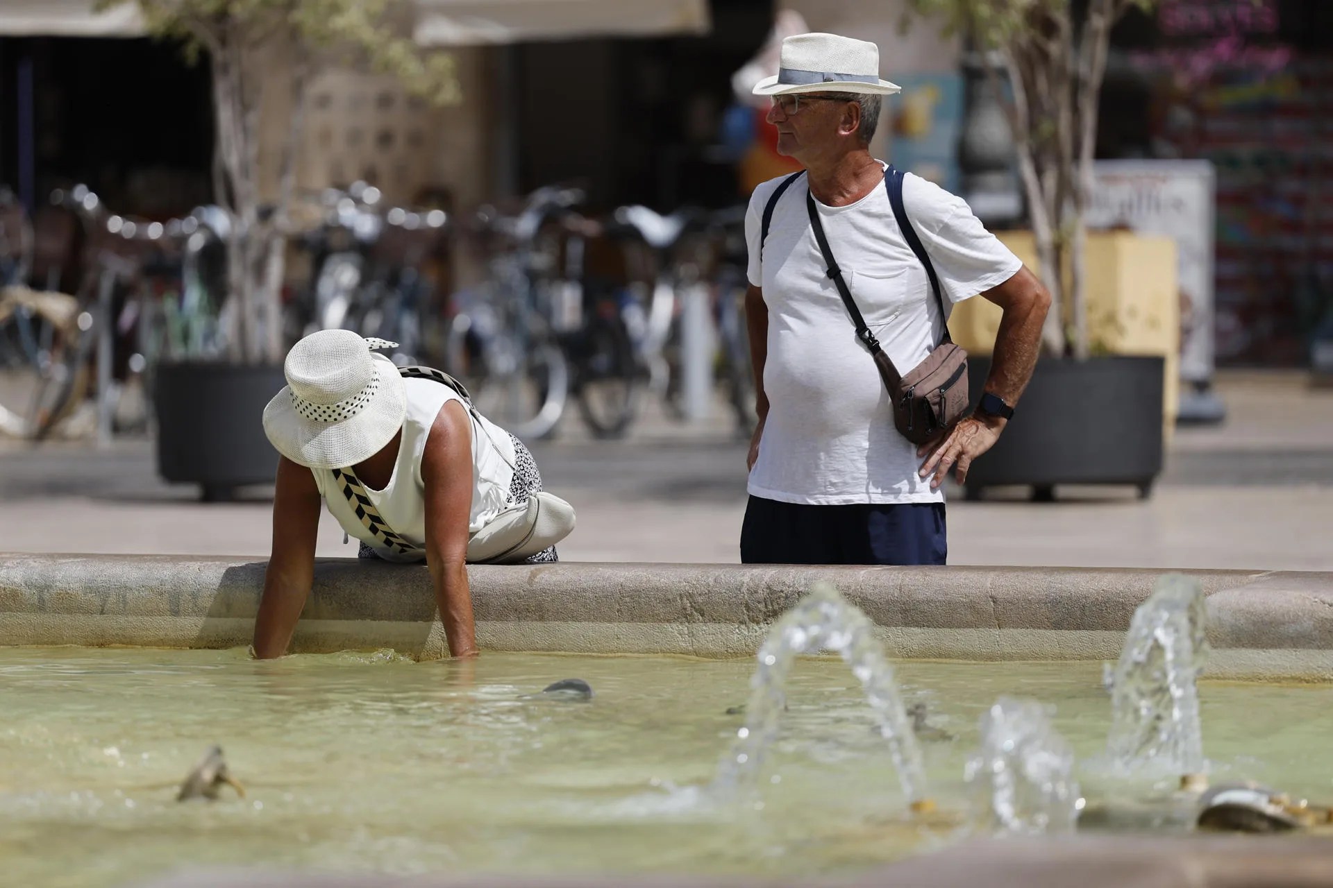 VArias personas se protegen del calor en Valencia.Archivo/EFE/ Ana Escobar
